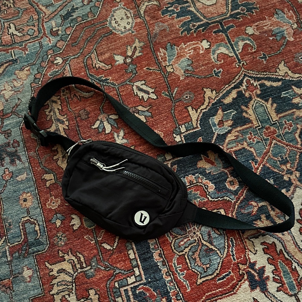 Vuori men’s or women’s belt cross body bag in brand new condition